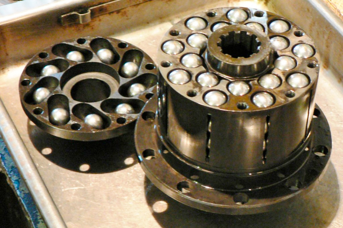 Self-locking ball-warm differential